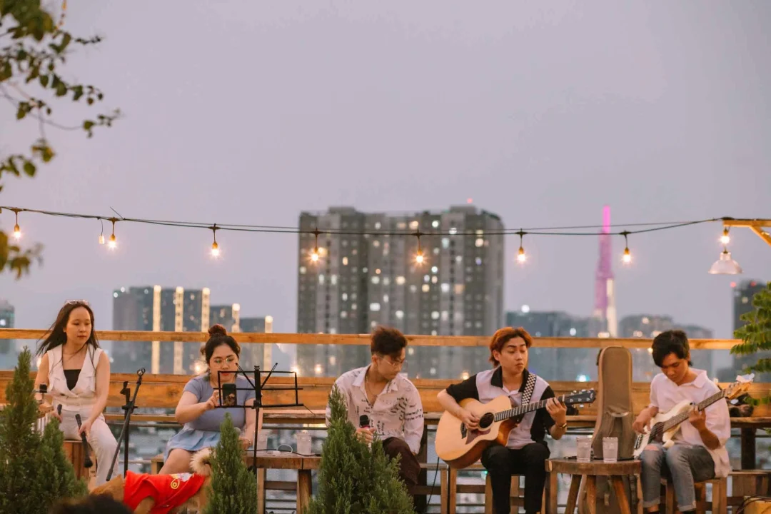 Đêm nhạc mộc acoustic tại quán cà phê cuối tuần