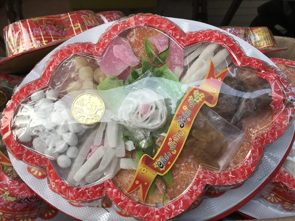 Hộp bánh mứt kẹo truyền thống quà Tết