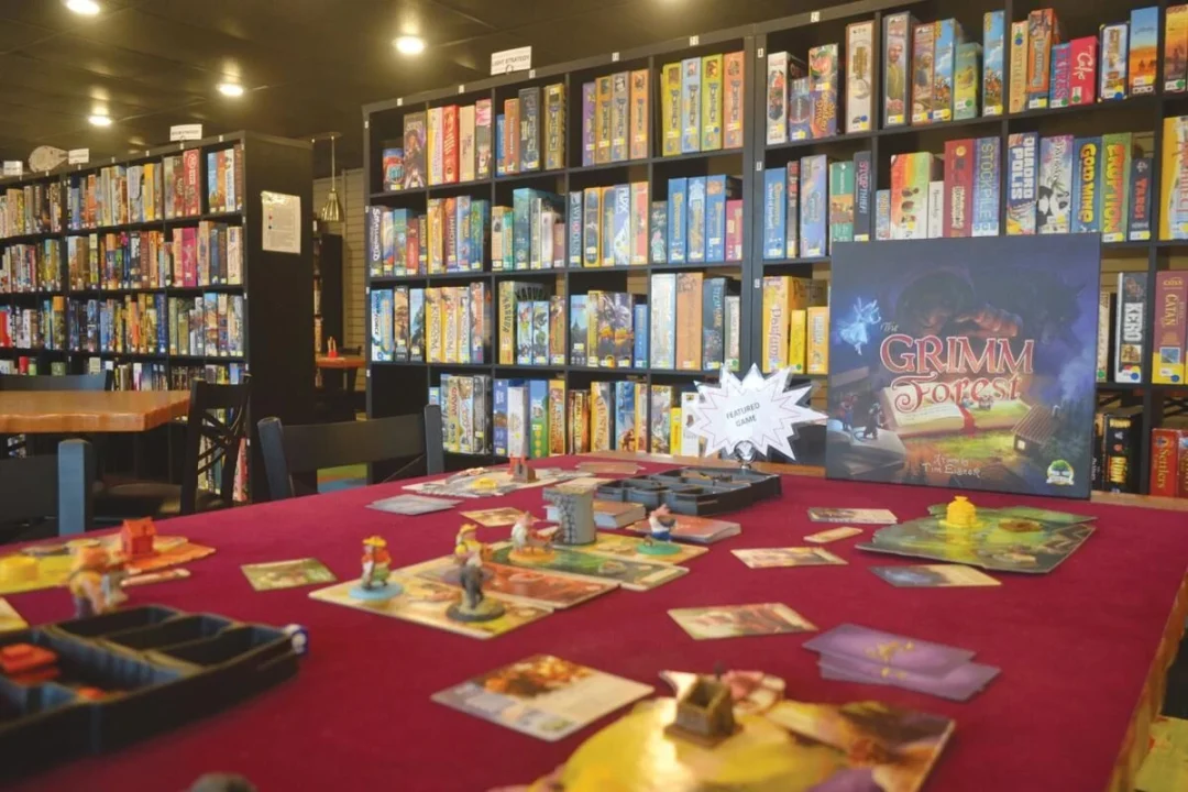 Nhóm bạn chơi board game cuối tuần tại quán cà phê